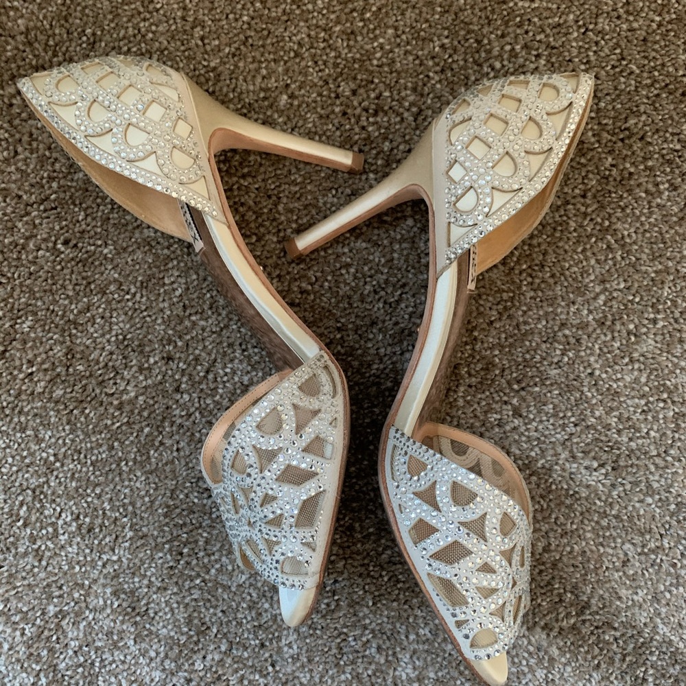 Badgley Mischka Silver and Cream Heels - Picture 4 of 14